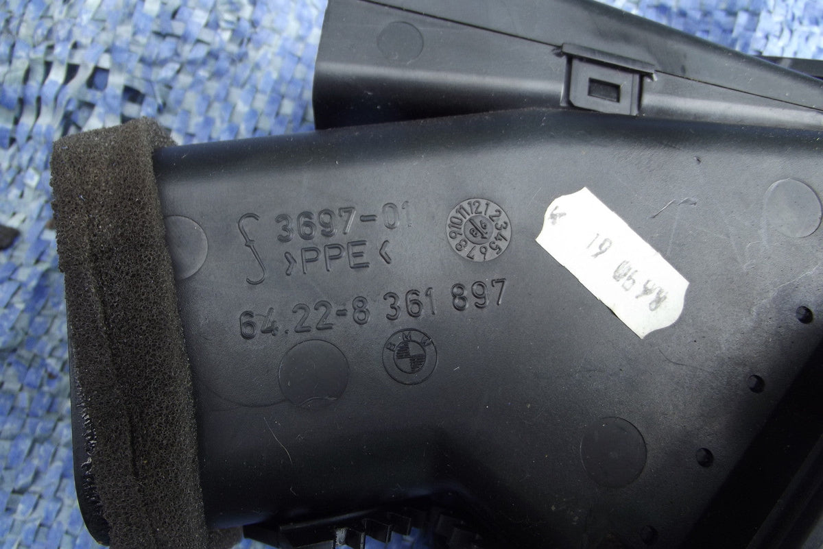 AIR VENT FRONT LEFT N/S 64228361897 from BMW E46 316 SE SALOON 1999