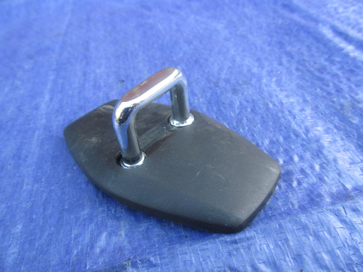 DOOR LOCK LATCH BODY MOUNT CATCH From E46 BMW 318i SE SALOON 2001