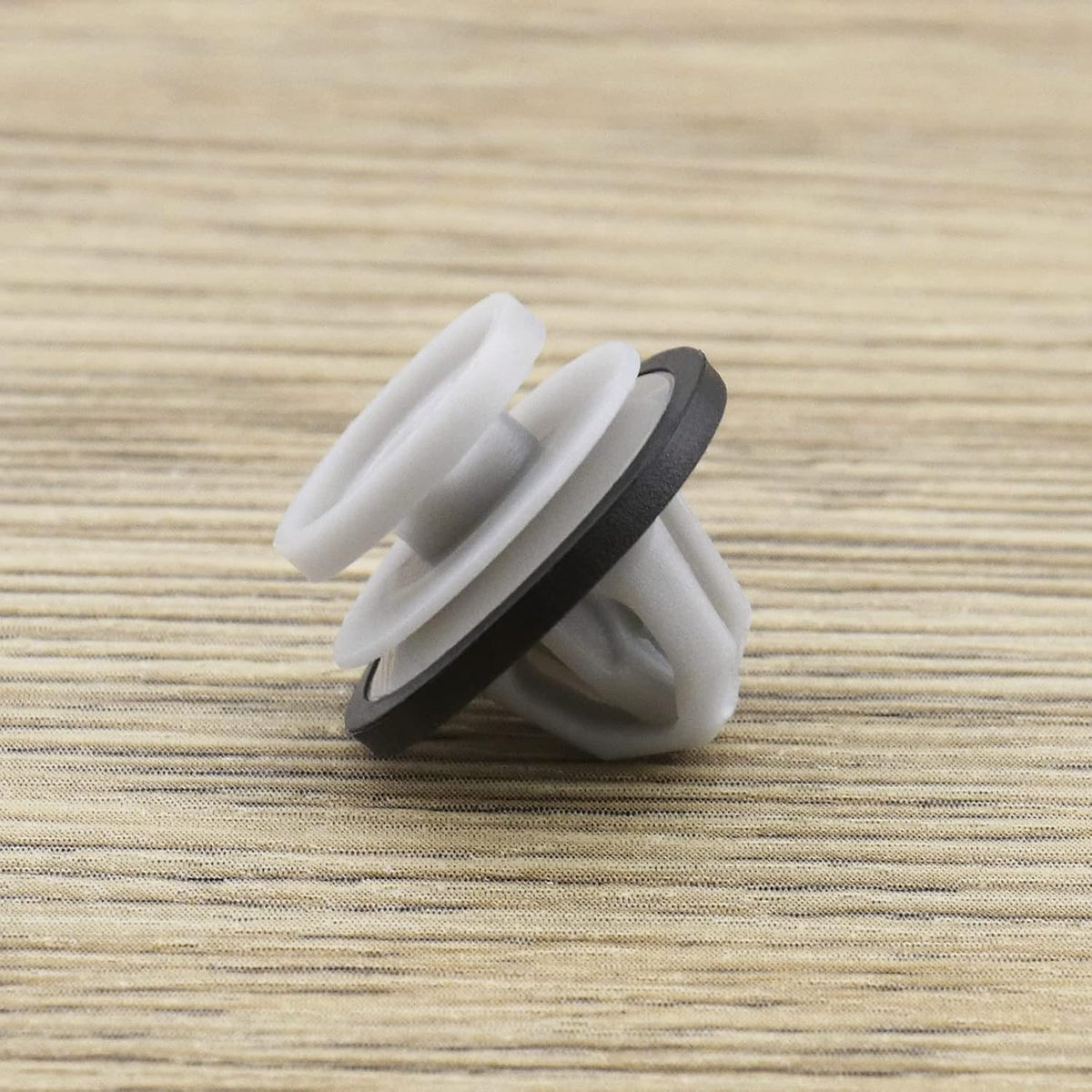 Land Rover Exterior Arch & Door Moulding Clip - Grey Trim Retainer with Rubber Seal LR112137