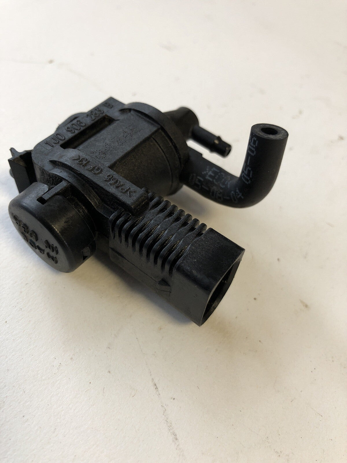 Vacuum Solenoid 1J0908283B from a Porsche 955 Cayenne 01-06