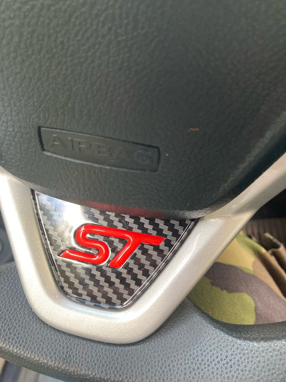 Ford Fiesta ST MK7 MK7.5 Carbon Fibre Effect Steering Wheel Badge Trim Red ST